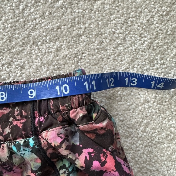 Lululemon Hotty Hot Low-Rise Lined Short 4" Stencil Blossom Red Multi/Sheer Blue - Picture 6 of 7